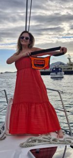 modelo segurando produto pela alça